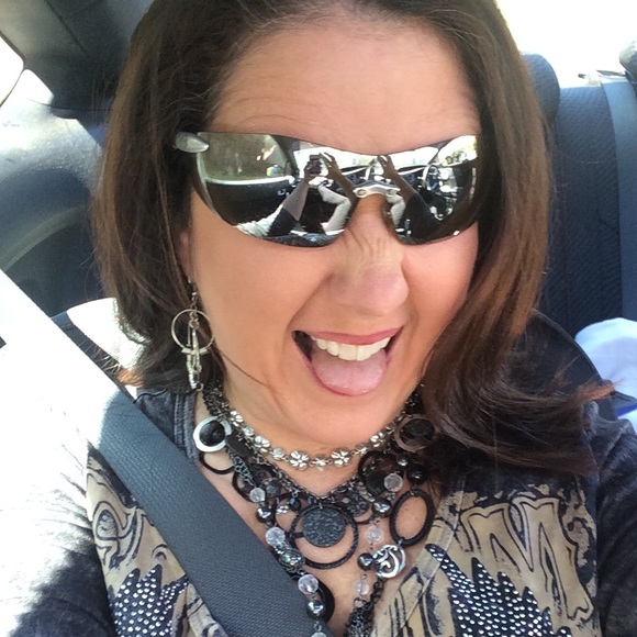 Meet your Posher, Babs - Picture 2 of 4